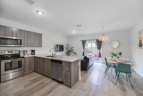 Amazing Townhouse 15 Minutes From The Beach