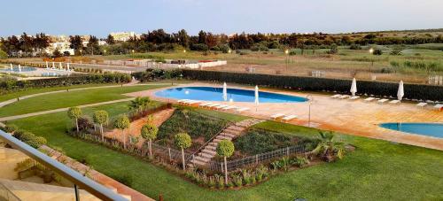 Gorgeous Apartment With Pools And Golf Court View