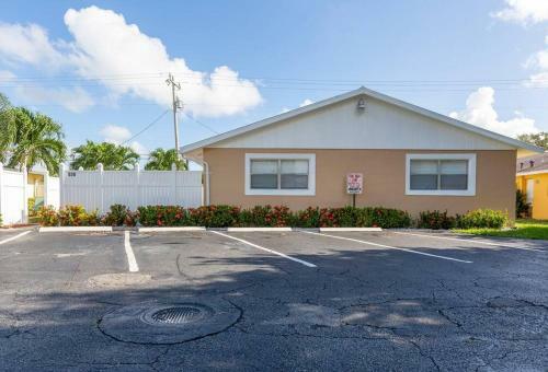 Beautifully Renovated Palm Beach Gardens Apartment