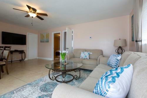 Beautifully Renovated Palm Beach Gardens Apartment