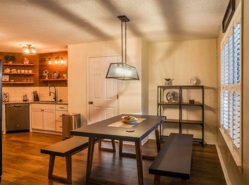 Pool House, Short Drive To Beach, Grill, Smart Tv