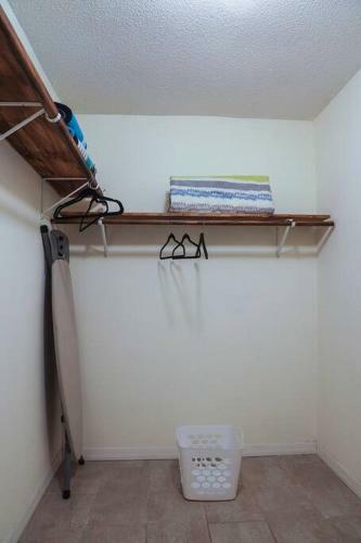 Pool House, Short Drive To Beach, Grill, Smart Tv