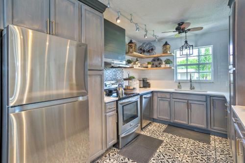 Sunny Tropical Landing Home With Private Pool