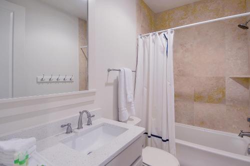 Paradise Found Steps From Pool And Private Beach Access! 6 Bikes 6 Seat Golf Cart!