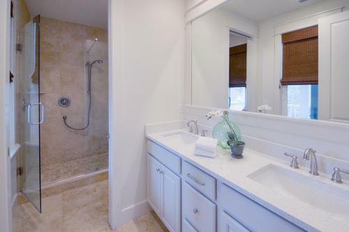 Paradise Found Steps From Pool And Private Beach Access! 6 Bikes 6 Seat Golf Cart!