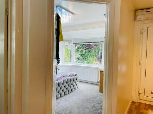 4 Bedroom Bungalow With Wifi Free Parking Smart Home System