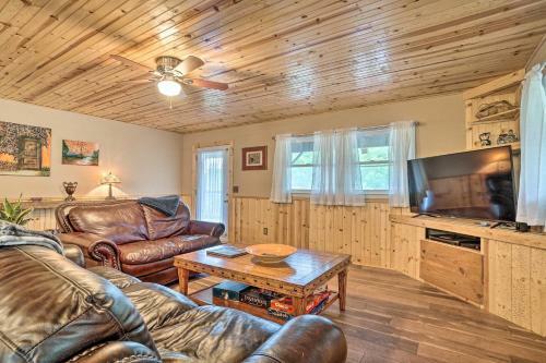 Dog-friendly Trinity Oaks Escape With Hot Tub