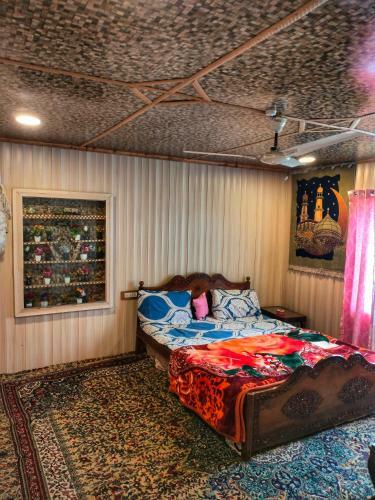 Exotic Young Shreen Houseboat
