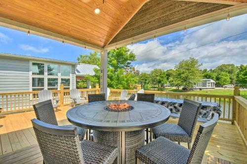 Lakeside Tiny Home Retreat With Pool And Hot Tub