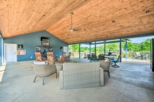 Lakeside Tiny Home Retreat With Pool And Hot Tub