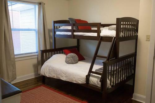 Forsyth Park 2 Miles Away Contemporary Retreat!