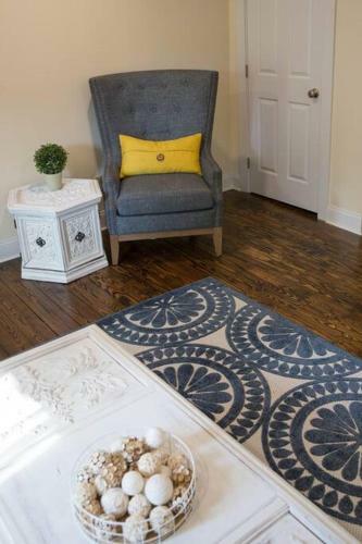 Forsyth Park 2 Miles Away Contemporary Retreat!