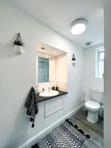 Host Liverpool - Stylish Living Space Apartments