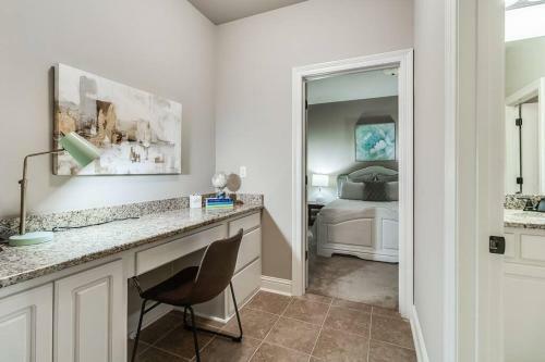 Villa Middle Of Town, King Bed, Separate Shower, 3b/2b