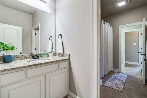 Villa Middle Of Town, King Bed, Separate Shower, 3b/2b