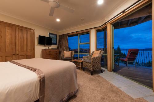 Lodge Cliff Edge By The Sea