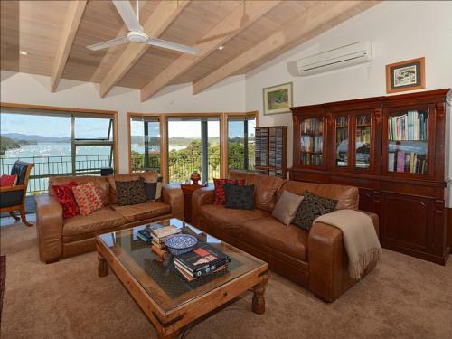 Lodge Cliff Edge By The Sea