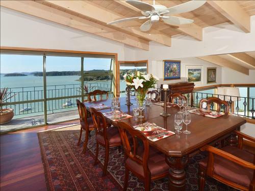 Lodge Cliff Edge By The Sea