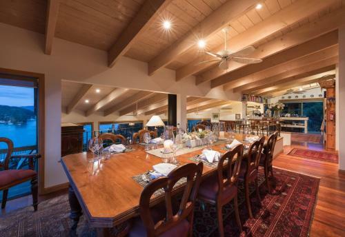 Lodge Cliff Edge By The Sea
