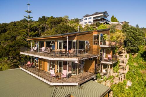 Lodge Cliff Edge By The Sea