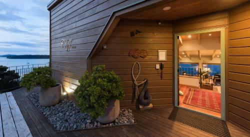 Lodge Cliff Edge By The Sea