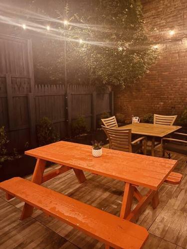 1850s Historic Row House 7min Train To Nyc With Private Backyard