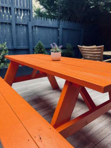 1850s Historic Row House 7min Train To Nyc With Private Backyard