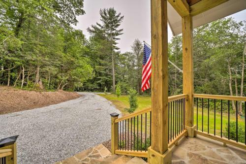 Scenic Sapphire Hideaway With 40-foot Porch!