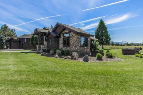 Bend Luxury Escape!