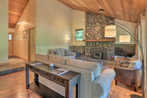 Forest Haven With Hot Tub - 1 Mi To Village!
