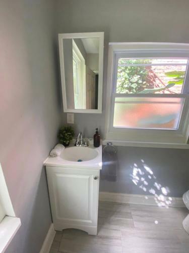 Apartamento 1st Floor Studio Near Airport With Small Kitchenette