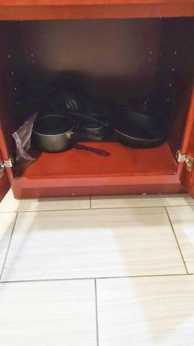 Apartamento 1st Floor Studio Near Airport With Small Kitchenette