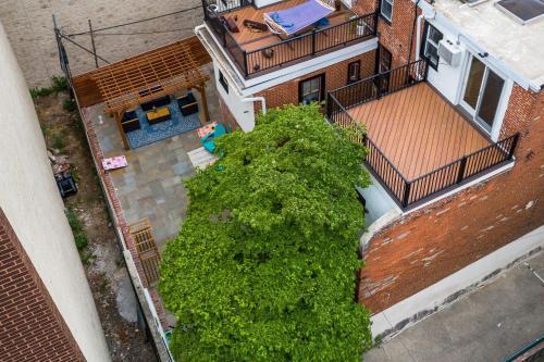 Cottage Chic Philly Townhome With City Views!