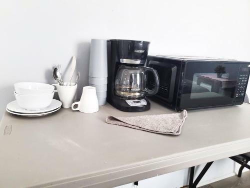 1 Bdrm Apartment With 2 Queen Beds & Small Kitchenette