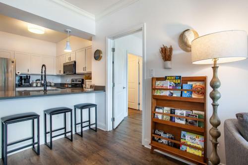 Riverside Condo Downtown River Views Access