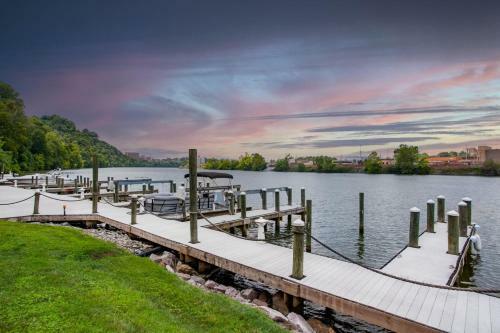 Riverside Condo Downtown River Views Access