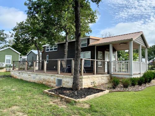 Cozy Tiny Home With Patio - 1 Mile To Town