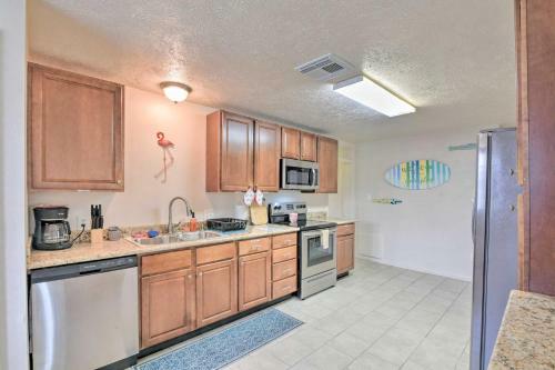Island Home With Grill, 2 Mi To Moody Gardens!