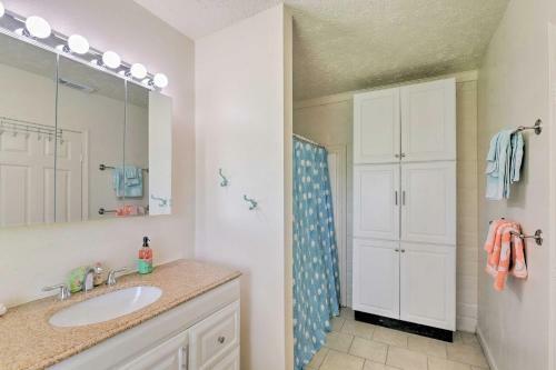 Island Home With Grill, 2 Mi To Moody Gardens!