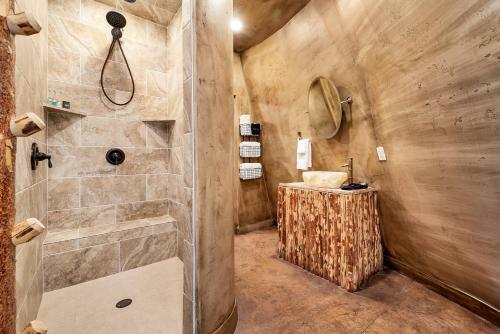 Zion White Bison Glamping & Rv Resort - Tipis And Kivas