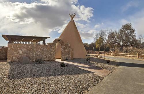 Zion White Bison Glamping & Rv Resort - Tipis And Kivas