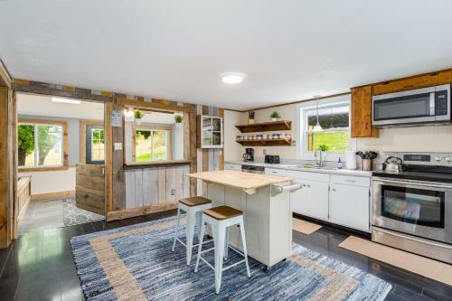 Modern Farmhouse W Hot Tub Fire Pit Wifi & Pond