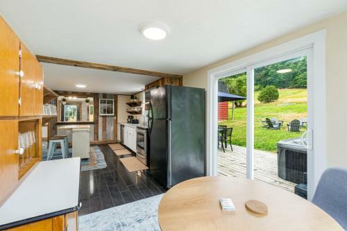 Modern Farmhouse W Hot Tub Fire Pit Wifi & Pond
