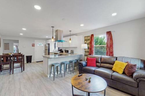 Remodeled 66th 3 King Beds Home In Denver
