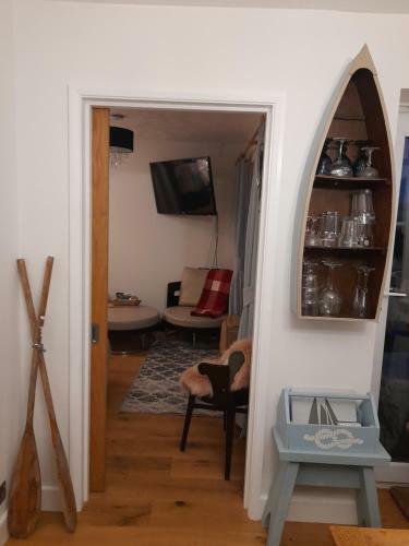 Marina Flat With Fab View, South Facing Balcony, Private Parking And Wifi