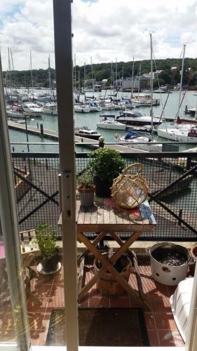 Marina Flat With Fab View, South Facing Balcony, Private Parking And Wifi