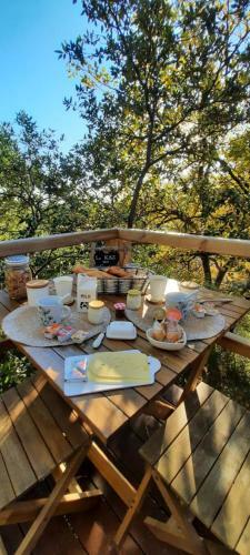 Hostal Cabane Dans Les Arbres "la Kaz Aux Cigales"