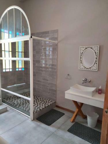 Via The Grapevine 3 Bedroom House Private Parking