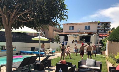 Albergue Debbie's Crew House