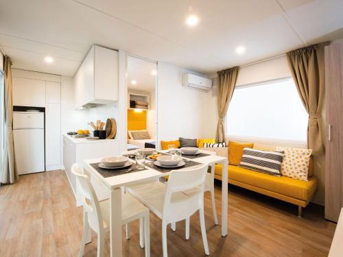 Mobile Homes Premium New In Caravan Park Strasko, Novalja
